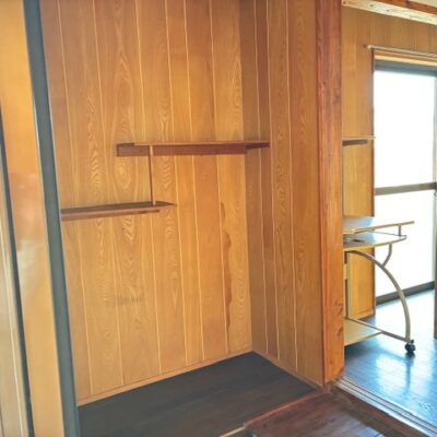 玄関には違い棚が、何を飾ろうかしら? (玄関) 玄関には違い棚が、何を飾ろうかしら? (玄関)