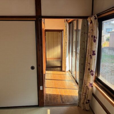 南側に続く縁側 (内装) 南側に続く縁側 (内装)